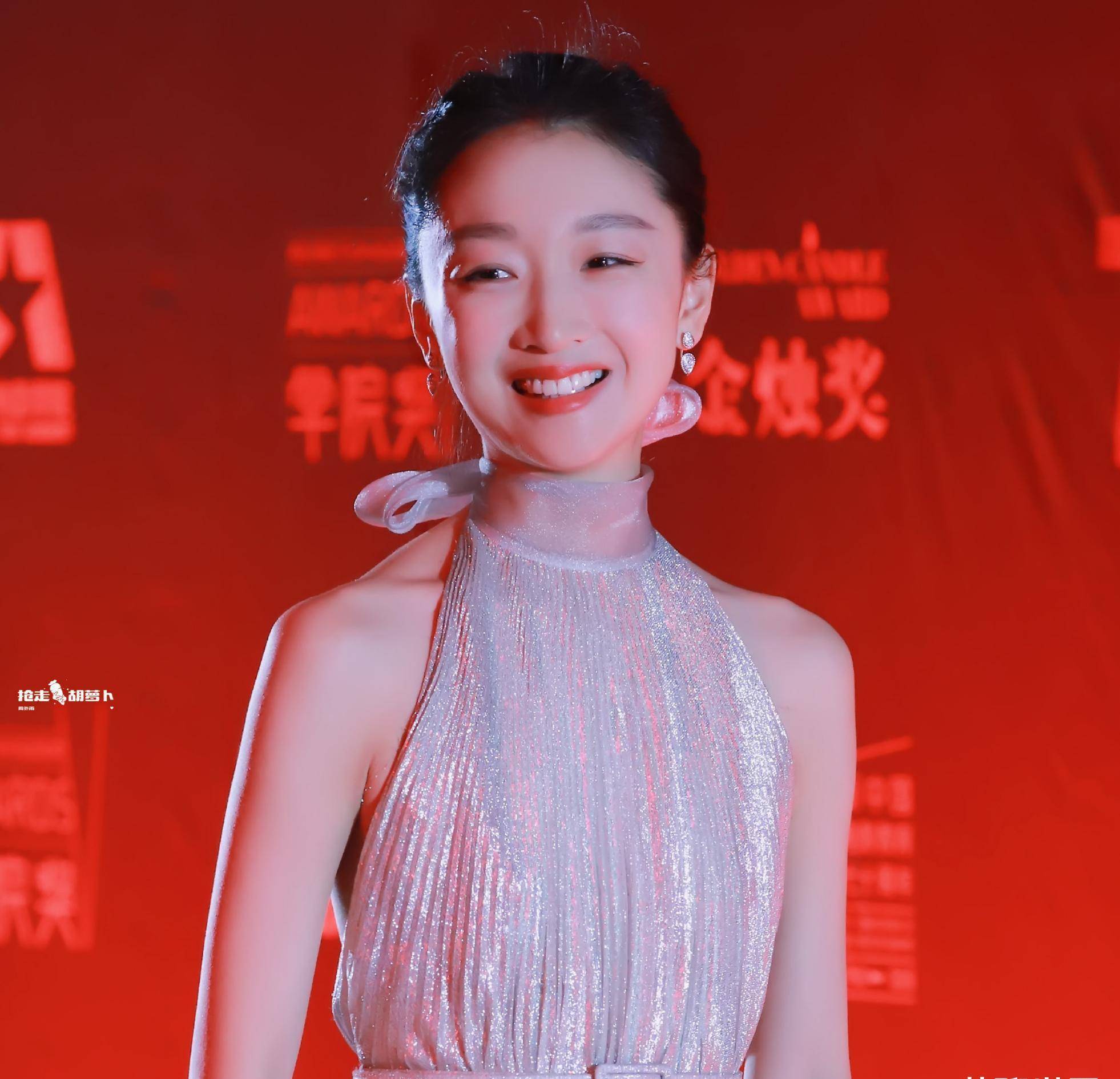 就像这次的评奖作品《少年的你》,周冬雨虽然已经出道很久,但是在她