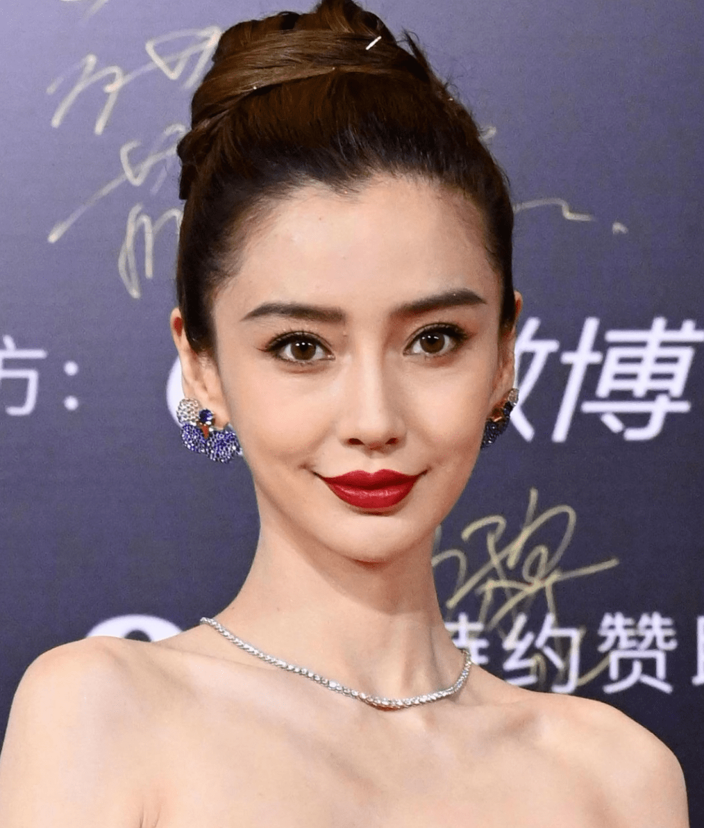 脸型崎岖,颧骨突出,嘴歪,当明星离开精修,缺点全暴露!