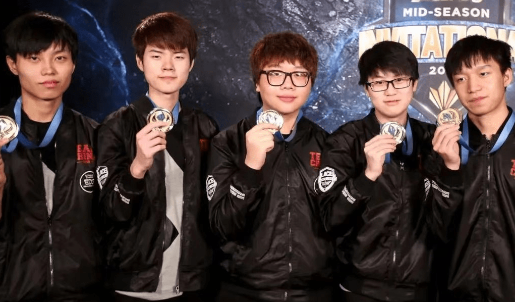 s12决赛落幕,faker力挺deft,edg厂长被羊驼点名_pyosik_全球_kingen