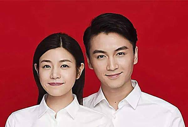 有种"结婚证"叫撒贝宁,别人都站在媳妇后面,只有他敢站在前面_马丽