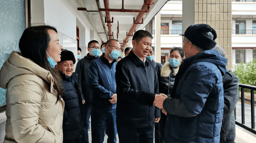今天上午,寒风阵阵,阴雨绵绵,县政府县长钟晓斌深入部分敬老院了解