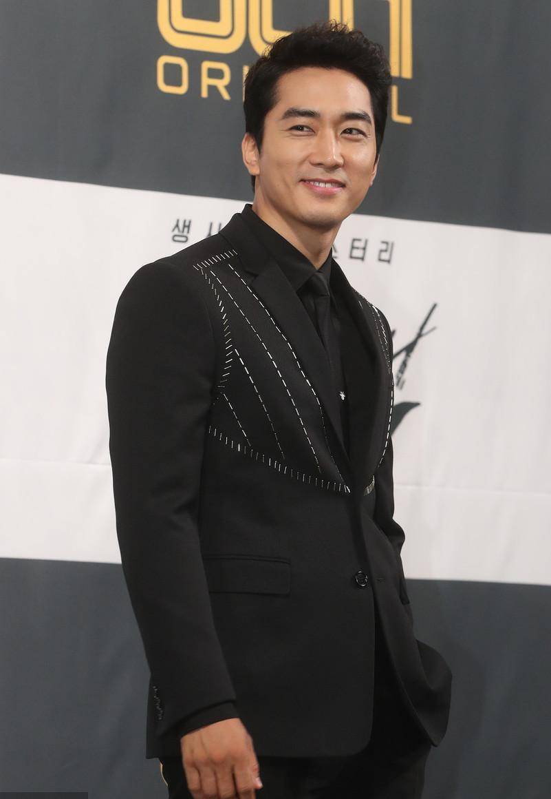 44岁的宋承宪,因出演《蓝色生死恋》成名,真的比20年前还要帅_爱情_一