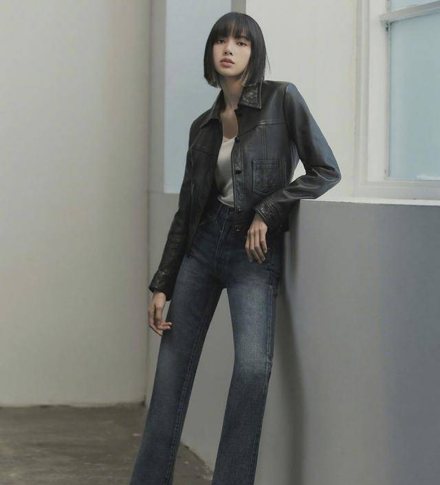 lisa杂志大片太赞:微喇牛仔裤显大长腿,演绎时髦都市复古女孩