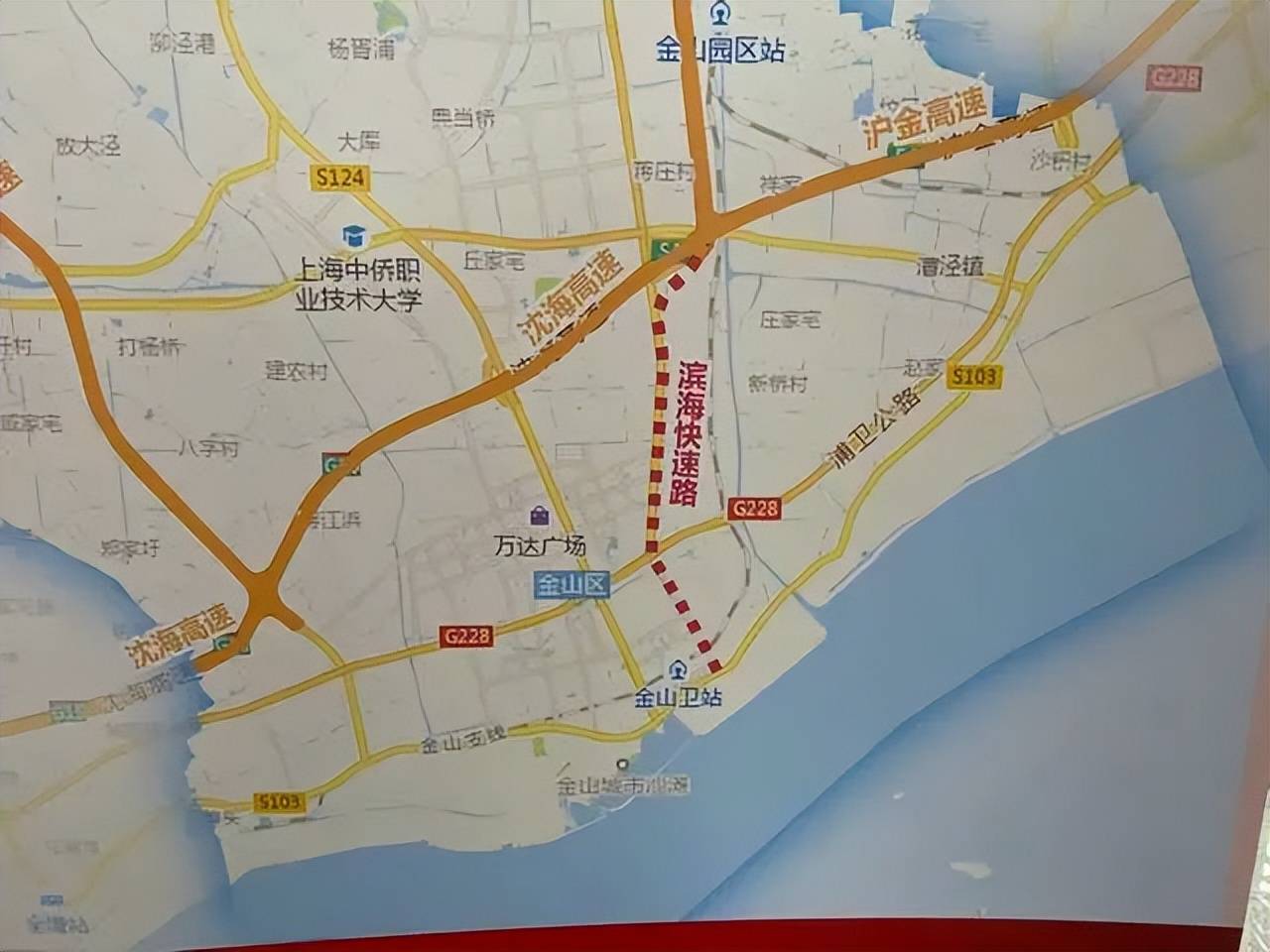汇集沪乍杭铁路,金山铁路,浦东铁路,嘉青松金线等多条铁路线路;金山