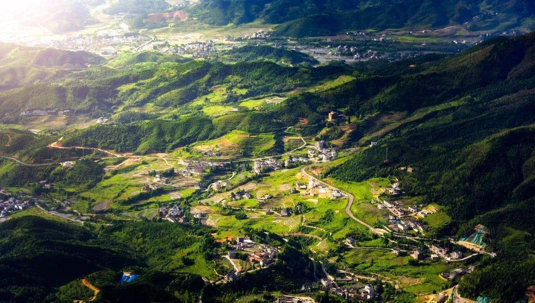 無霜期長,雨熱同季屬於典型的亞熱帶溼潤季風氣候被武夷山脈,九連山