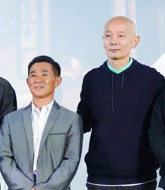王宝强晒与葛优同框照,63岁葛优笑容满面,状态超好_皱纹_家庭_开心