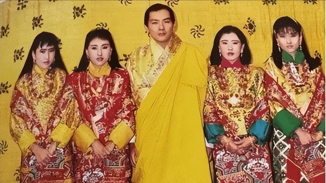 不丹国王:17岁继位,娶同胞4姐妹生10个孩子,51岁时主动退位