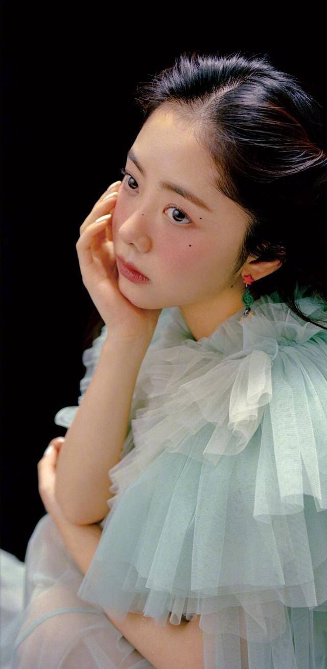 谭松韵复古写真唯美可爱,美得像油画里的人,娃娃脸更是讨人喜欢_裙子