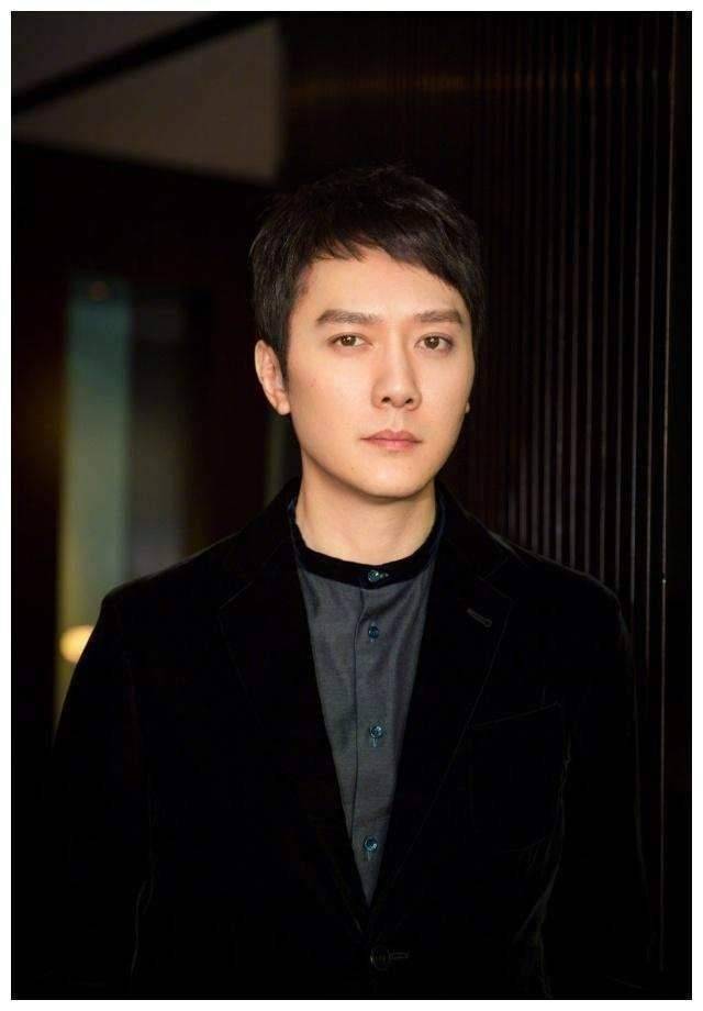 冯绍峰分手后亮相街头,深夜散步烟不离手,与女友人交谈眉开眼笑_生活