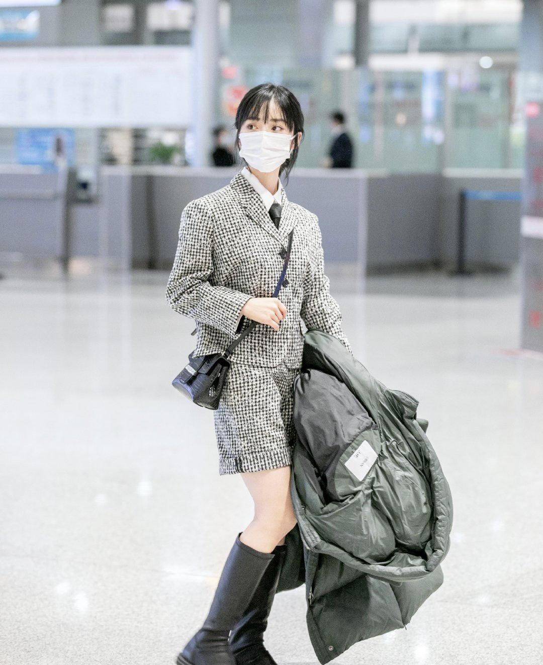 沈月最近机场私服四套,是那个甜美系女生没错,清纯又活泼_造型_时尚