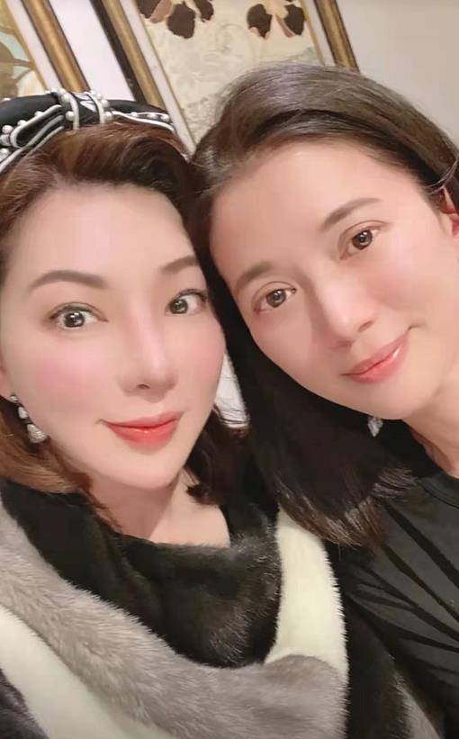 50岁袁咏仪与友人聚餐,喝到微醺脸颊绯红,被美颜过度不像本人_张智霖