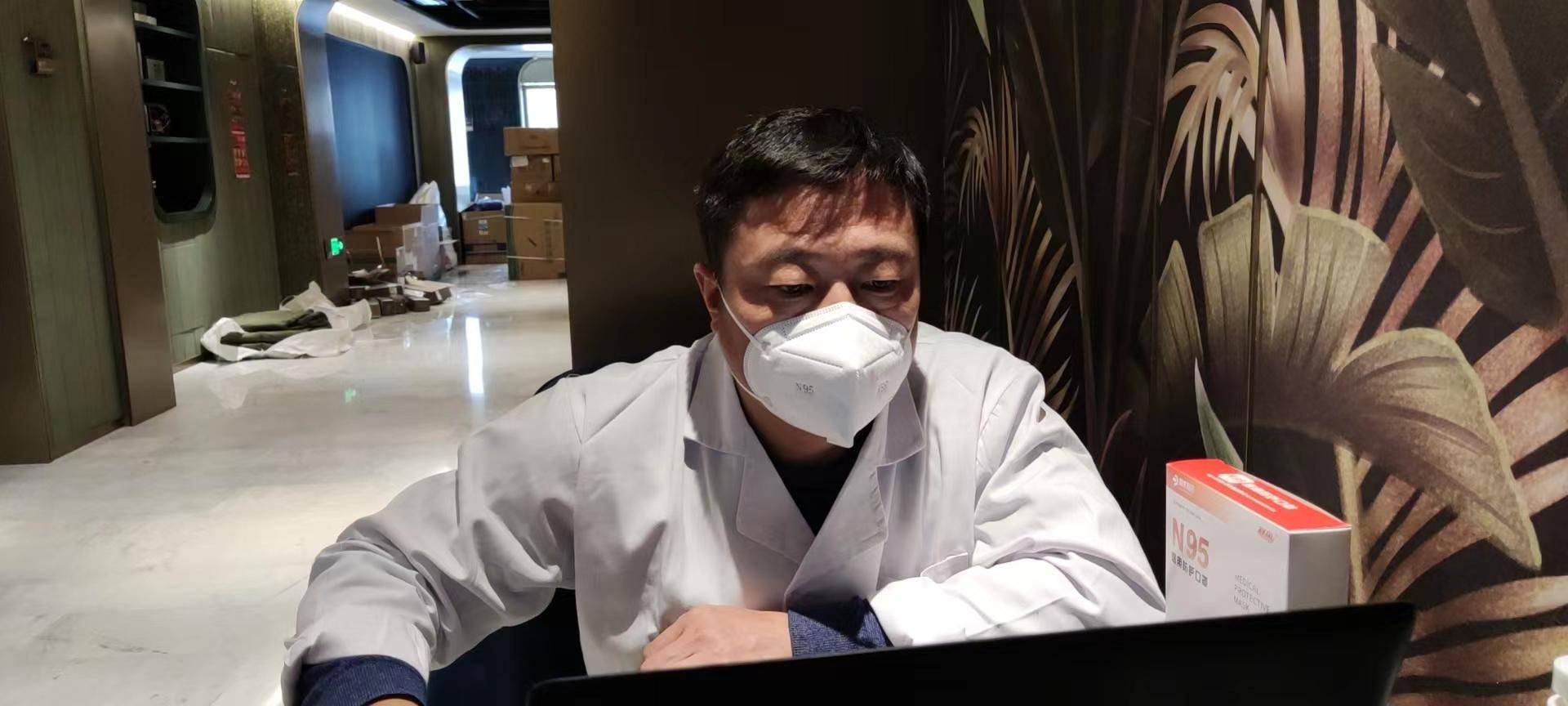 副主任张伟进驻到了该区某集中隔离酒店的人文关怀组,成了隔离点的"