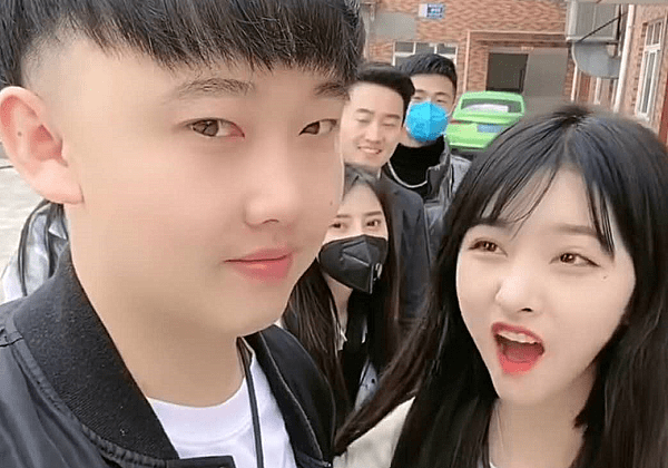 次惑小仙女自曝上学时没人追,看到早年学生照,可乐知道吗_时候_长相