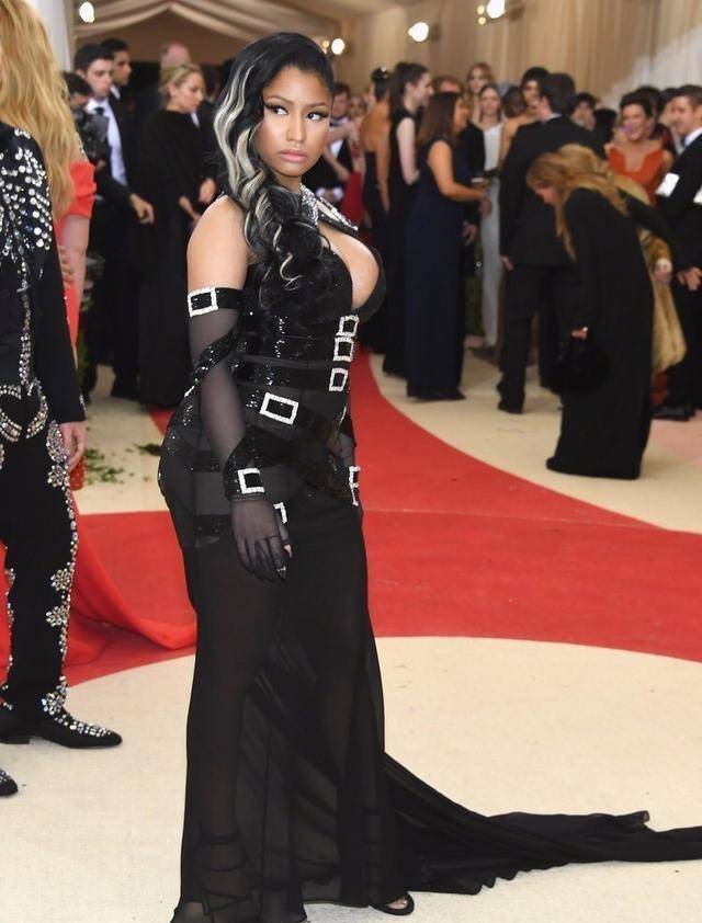 她身高157cm,有人说她丑,却是当今乐坛无人可比的