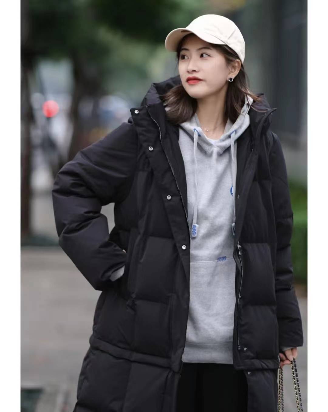 连帽卫衣搭配这2件外套,是韩系博主都心爱的穿搭法,时髦保暖两手抓