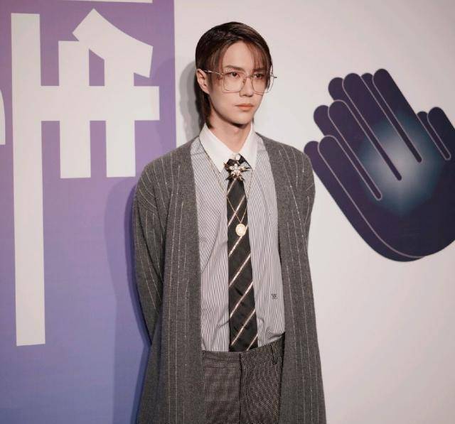 王一博新造型惊艳!脑后扎了"小辫子",网友是p的吧!_时候_形象_何炅