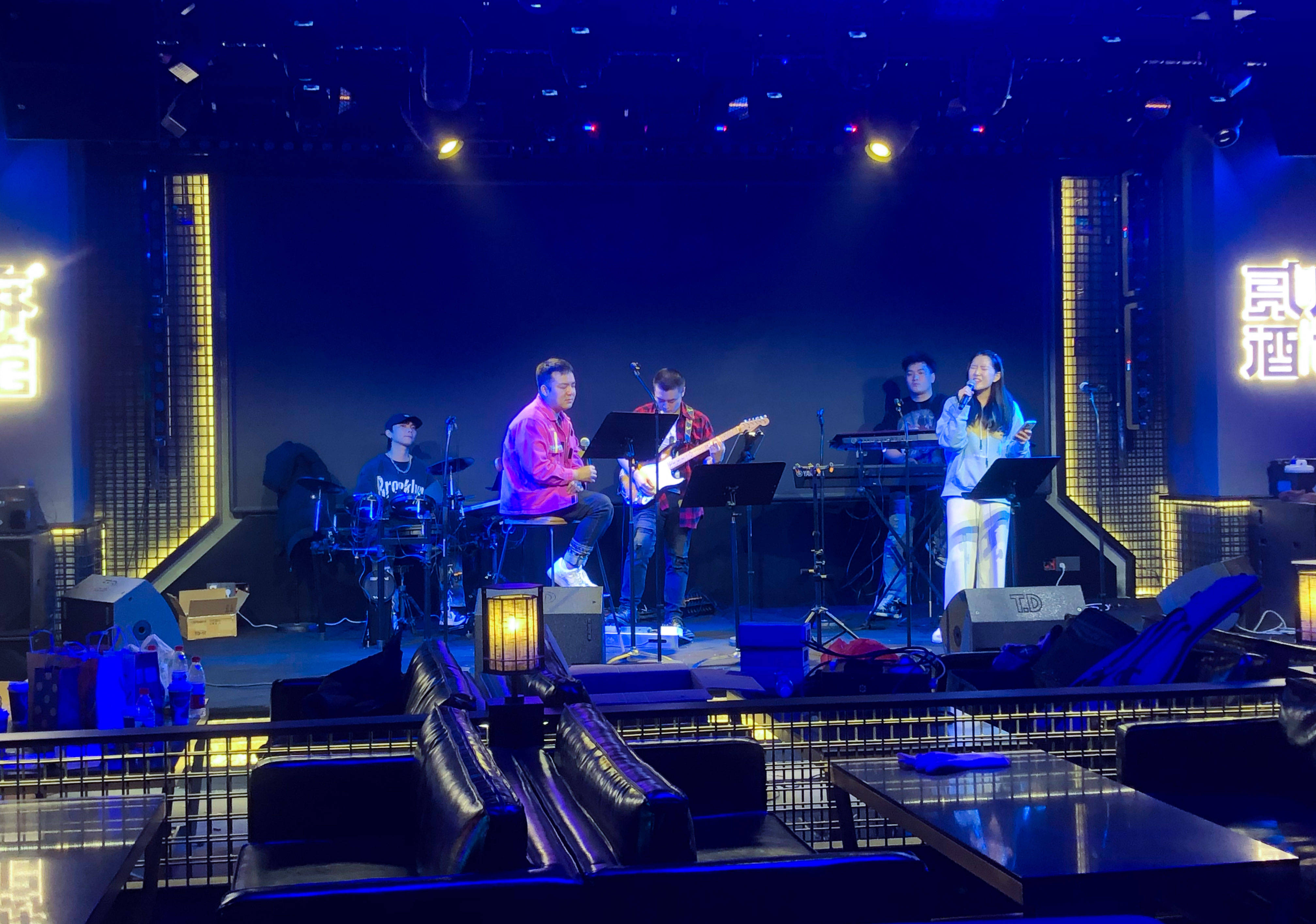 以及民俗乐器特色舞台表演,相比餐厅,拥有着更浓的酒吧调调