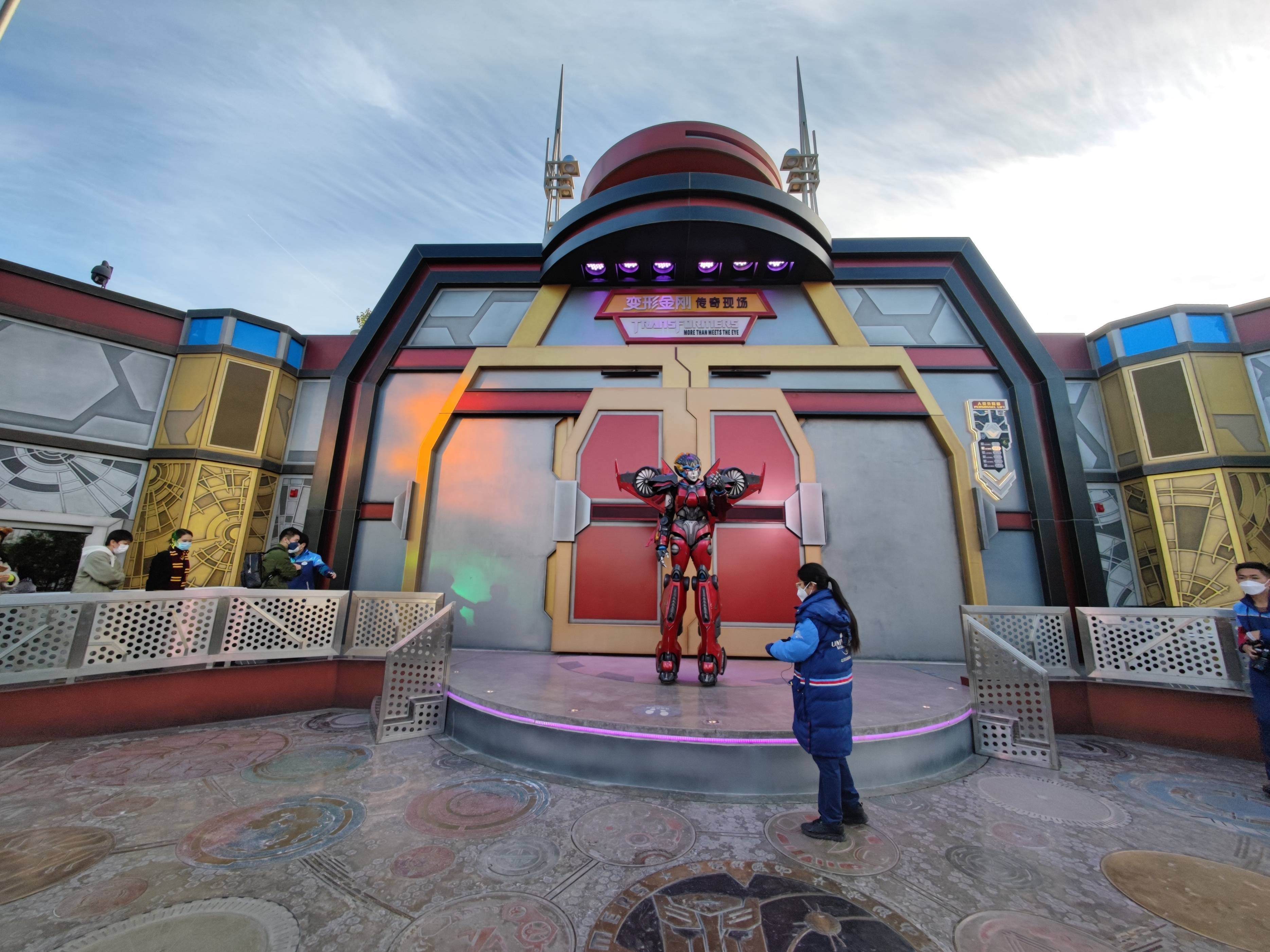 变形金刚区域项目丰富,霸天虎过山车是所有项目中刺激指数最高的,没有