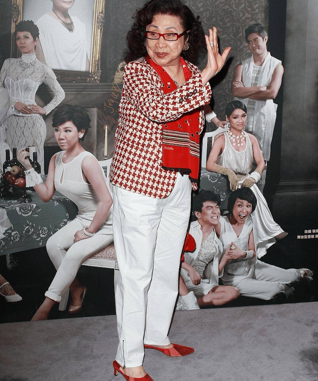 汪曼玲与白雪仙庆生,93岁仙姐头发乌黑显年轻,两人同框似同龄人