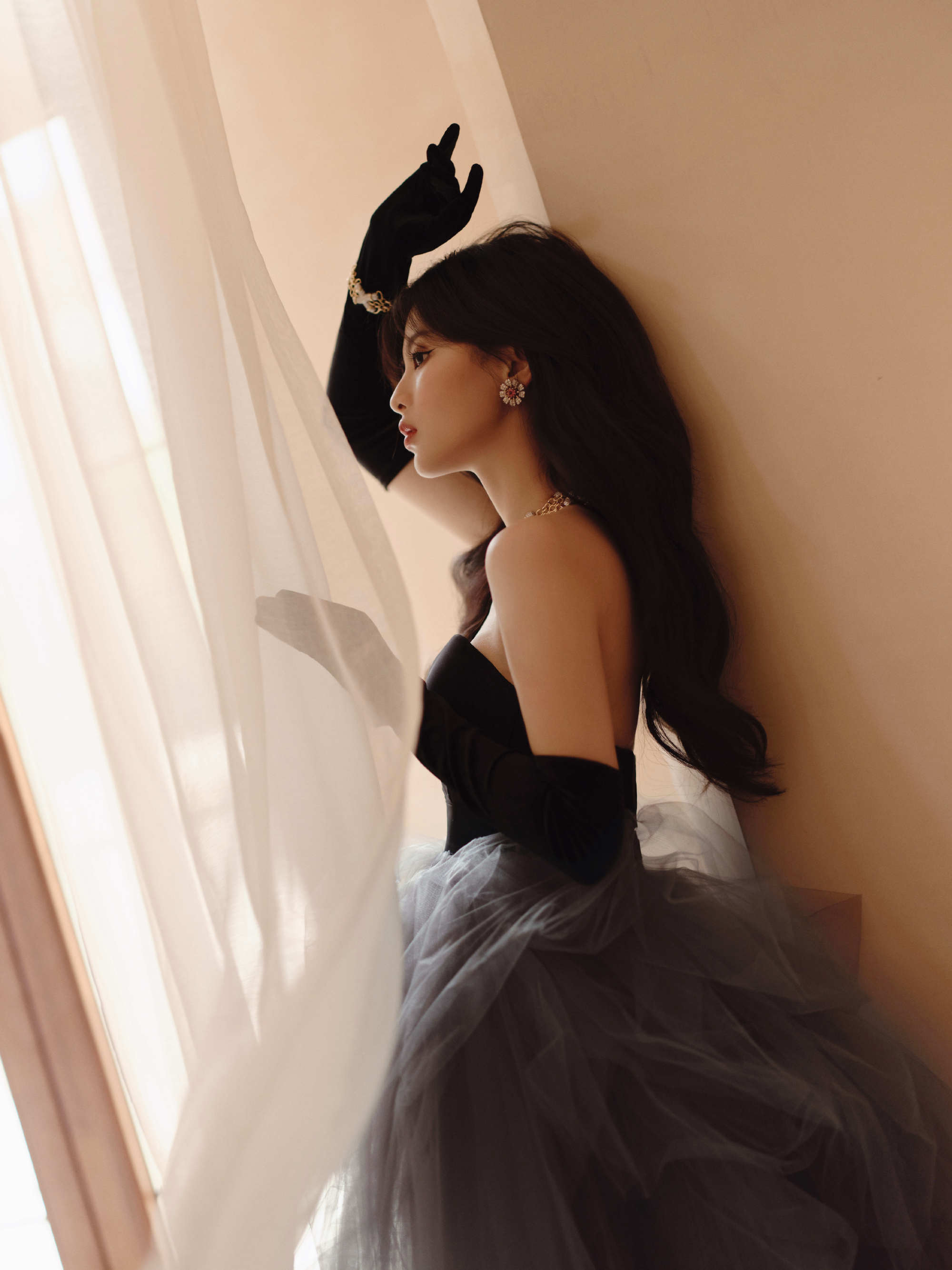 杨超越微博视界大会红毯造型美出圈,一袭丝绒薄纱裙,复古优雅_礼服