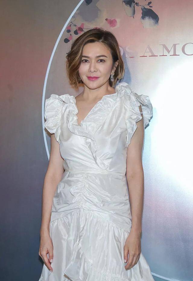 60岁关之琳亲自下厨煮腊八粥,网友:还以为是蔡明_年代_香港_弟弟