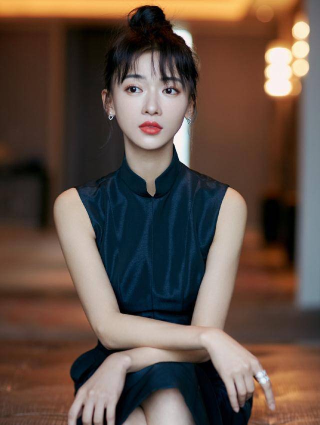 吴谨言丸子头齐刘海亮相,身穿无袖黑色宽松裙,不过分瘦却更美了_线条
