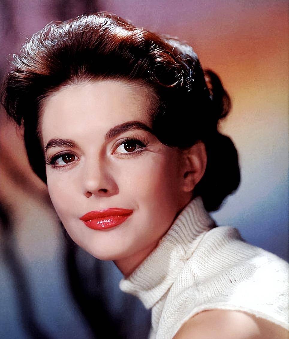 和老公,绯闻男友同游,离奇溺水身亡,怕水的她深夜驾艇看星星?