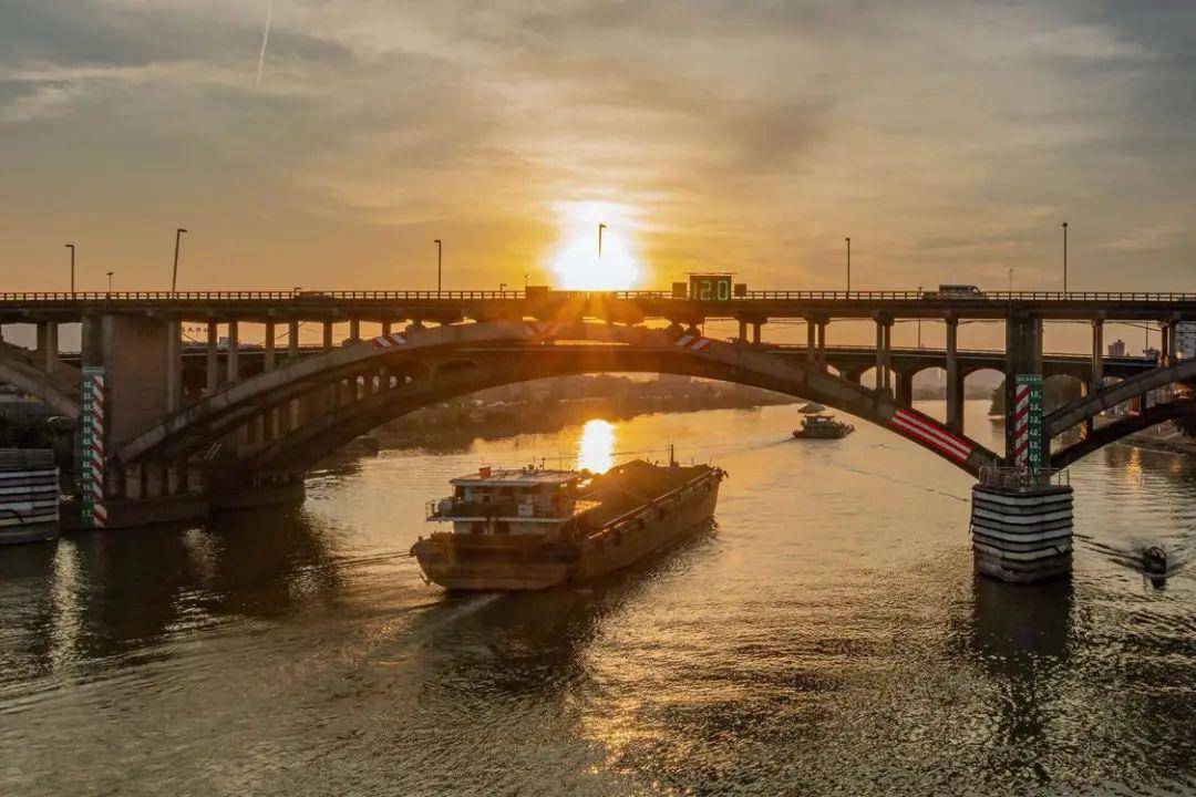佛山日报摄影俱乐部王维家摄夕阳下高处远望,五斗桥下的平洲水道蜓蜒