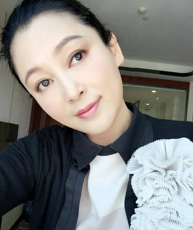 51岁陈红过生日,陈飞宇零点晒照片,亲密称妈妈全天下最美_陈凯歌_家庭