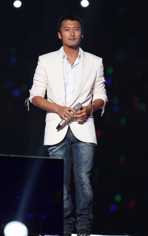 谢霆锋的西装搭配帅气有范,身穿白色西装,内搭白色衬衫就行了!