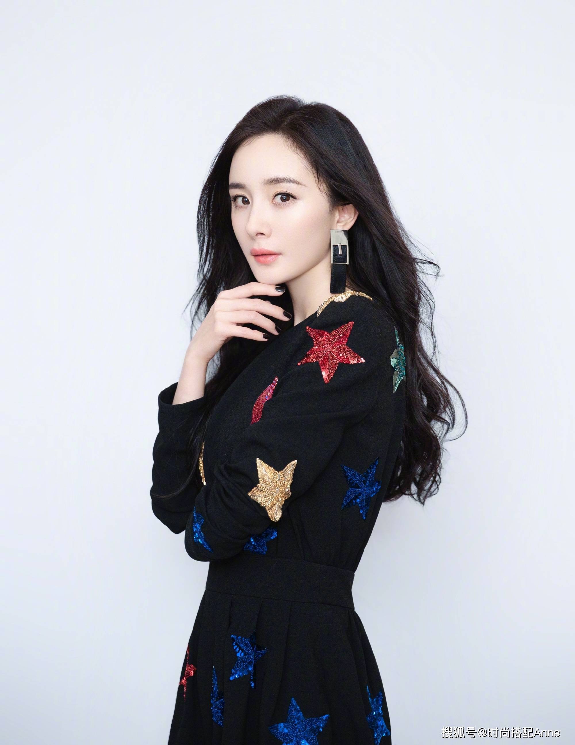 杨幂不愧是时尚女王,短裙搭配丝袜俏皮还很性感,大长腿藏都藏不住