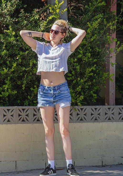 暮光女克里斯汀斯图尔特出街,穿白色条纹露腰短袖配牛仔短裤大秀美腿