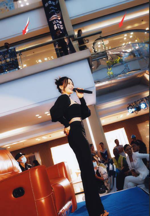 歌手庄心妍商场捞金?