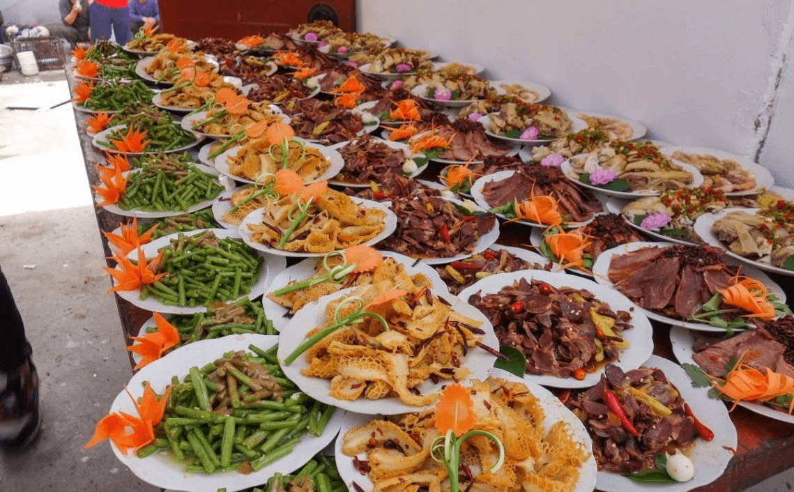 国内酒席怪象:大家都低头苦吃,桌上好酒却无人碰,这是为何?