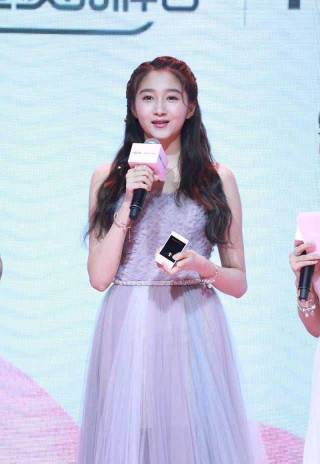 173傲人身高的关晓彤,穿上这身黑色连体裤,简直胸部以下全是腿_造型