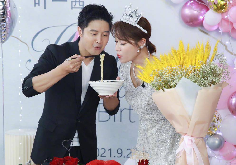 田亮庆祝结婚14周年,社交平台狂晒照,夫妻感情和睦幸福_叶一茜_女儿