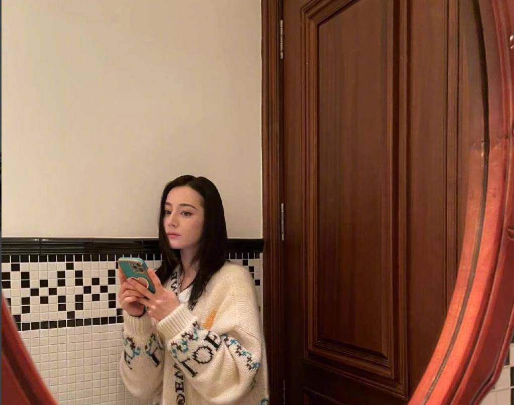 迪丽热巴外出拍摄,进摄影棚前拿手机自拍,旁边两位男助理看呆了_时候