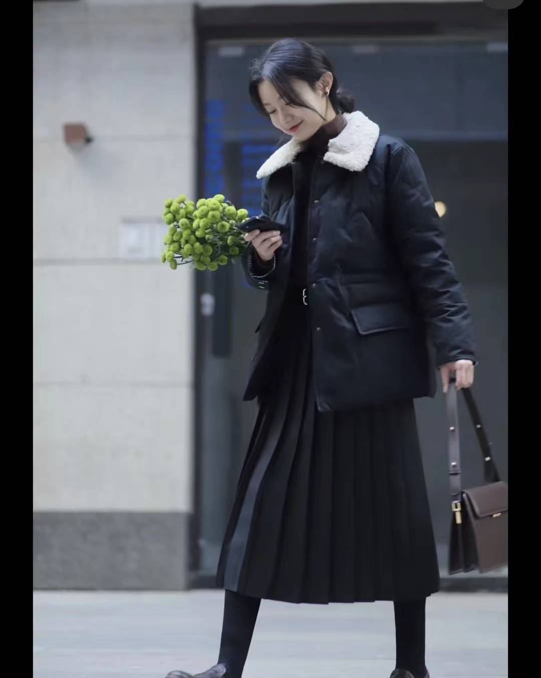 再加上草木绿网兜,一下子有了气息~look2 黑色羽绒服 黑色百褶裙羽