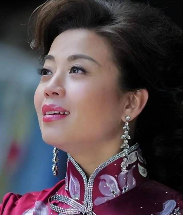 她是女歌手的"女儿",连续25年登上舞台舞台,今52岁仍孤身一人_张也