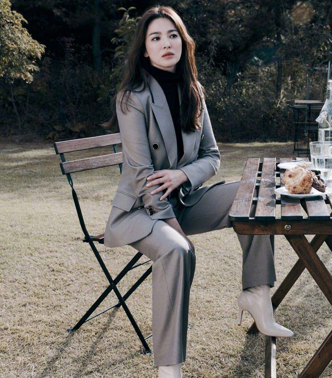 穿上西装的宋慧乔气场立马变成一米八了,一直以为女神被诟病的就是