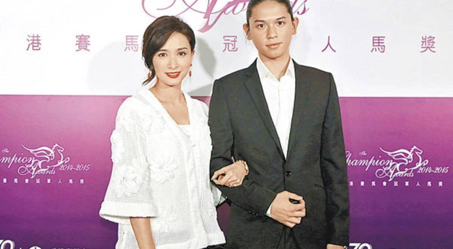 54岁吴婉芳与张学友搂腰合照,穿白色晚装很优雅,两人以兄妹相称_照片