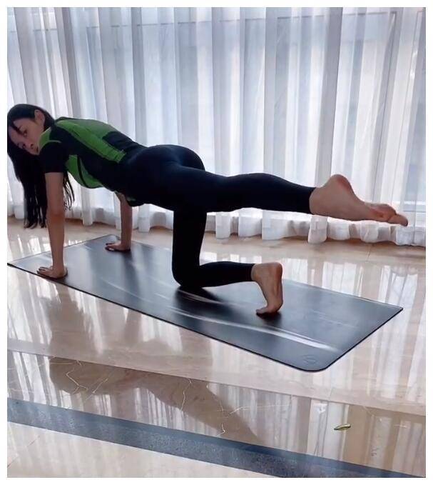 张蓝心穿健美裤分享美腿大法,称"腿长是遗传",令无数女孩梦碎_运动