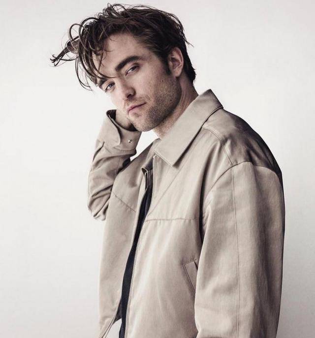 没上大学罗伯派汀森17岁时加入《哈利波特》剧组,演出cedricdiggory一