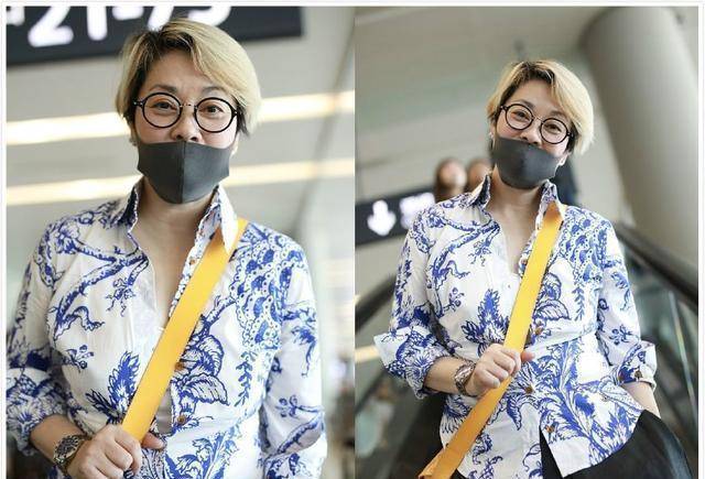 55岁毛阿敏素颜现身:花衬衫配萝卜裤打扮时尚,一头金发酷炫十足_活力