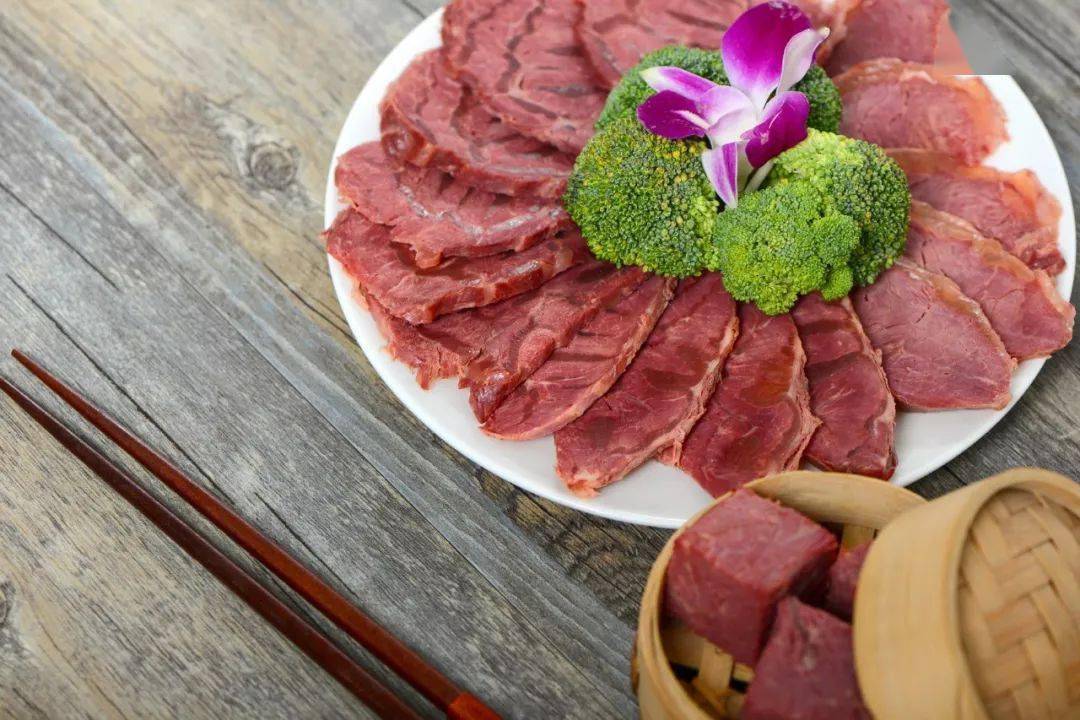 制作方法:伊赛熟牛肉/腱,开袋切片/块,摆盘,一道美味凉菜即制作好了.