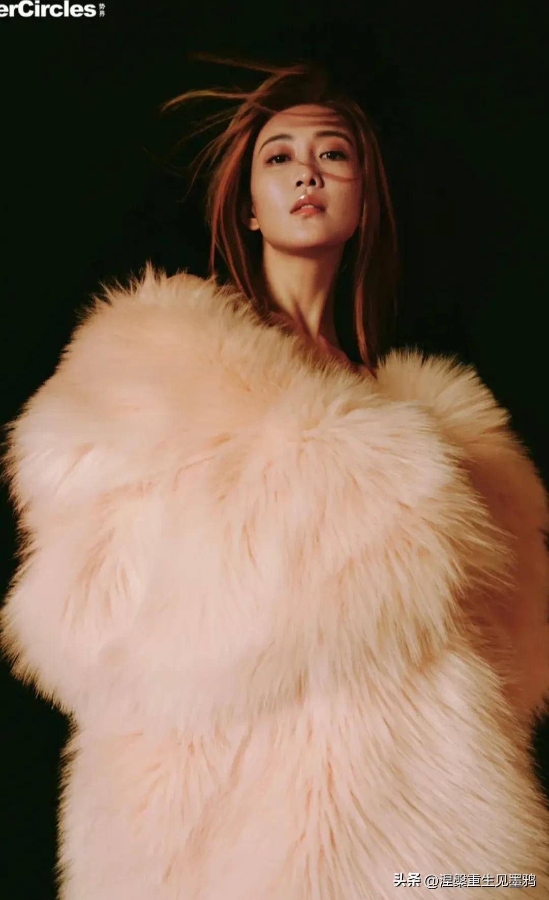 愿王鸥红衣红发一红到底有一种时尚感爆棚感和酷飒的氛围感,网友表示"