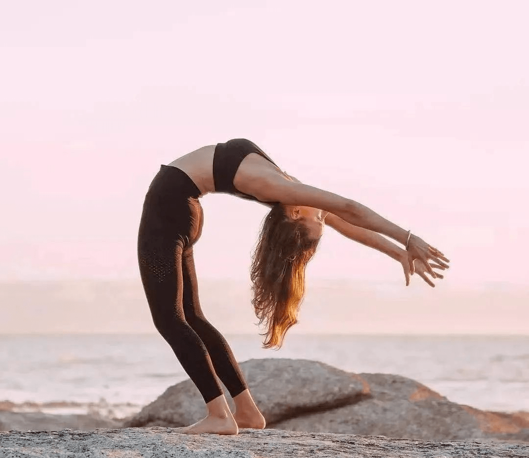 瑜伽站立后弯,做对了腰椎就不痛了!_胸腔_挤压_双手