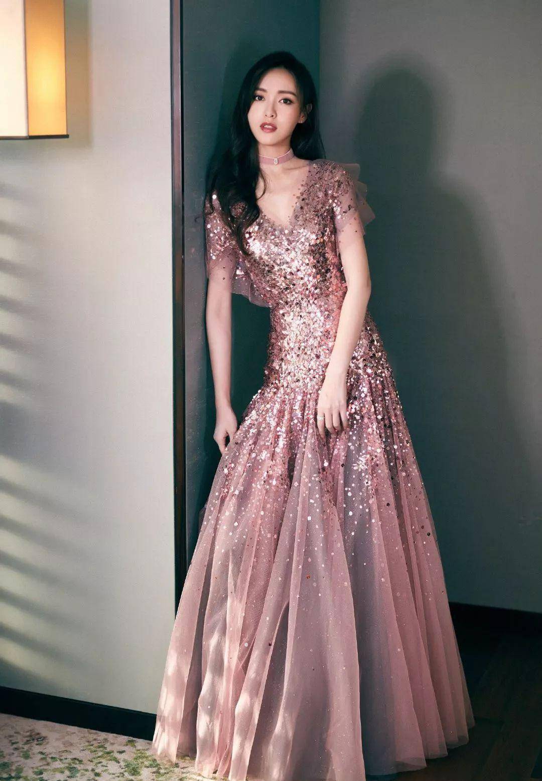 同样是粉粉嫩嫩的礼服裙,但是唐嫣的这身造型就比之前的"蛋糕群look"