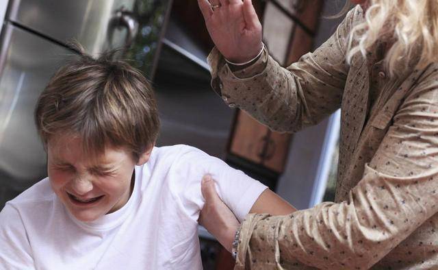 "棍棒"下打出来的孩子,长大后啥样?