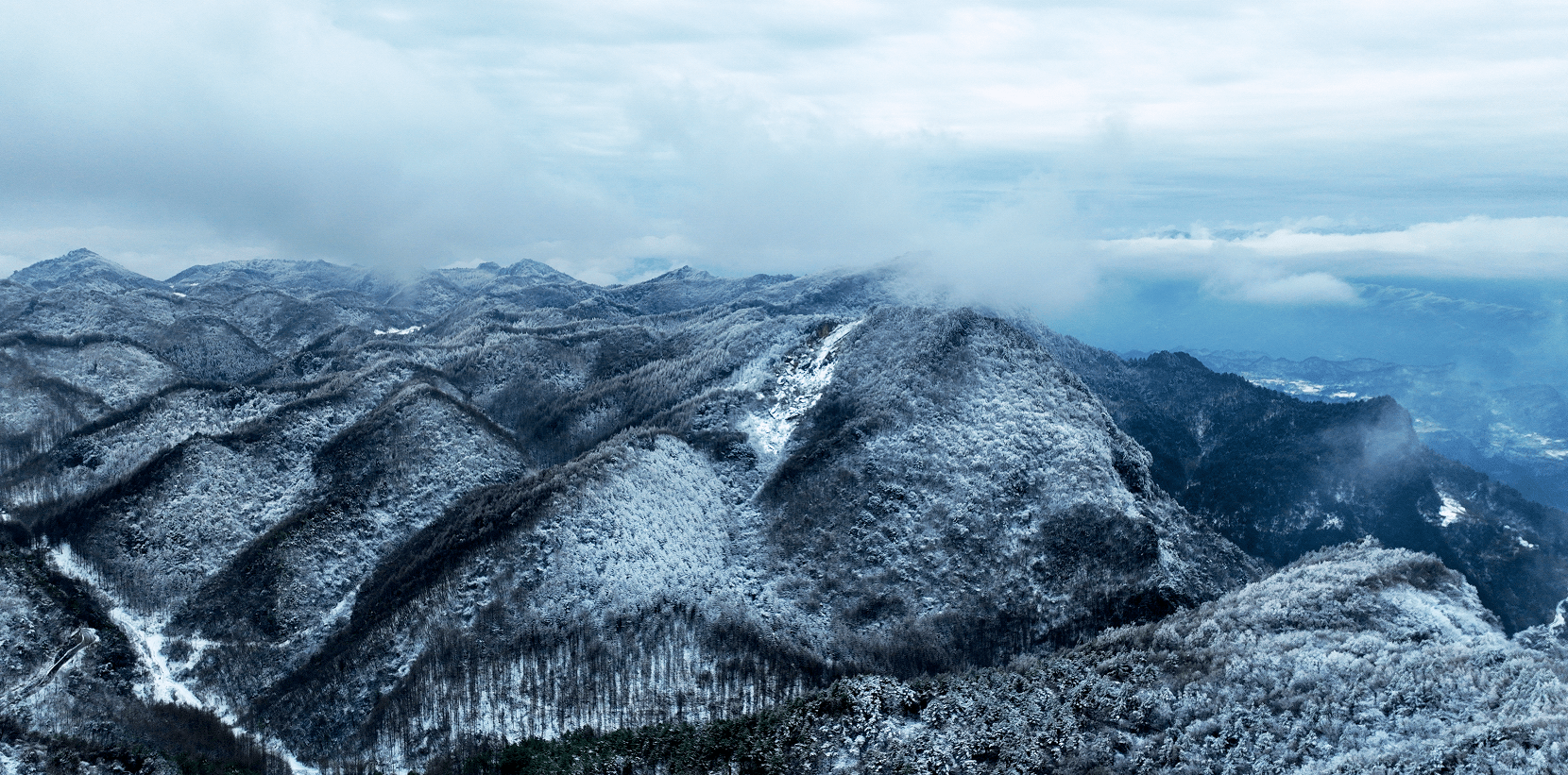 (图:陈平)在广元曾家山,这银装素裹的大雪天,拥有着无限的惊喜.